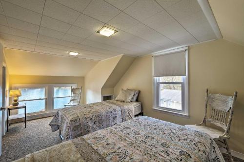 En eller flere senge i et værelse på Picturesque Cottage with Sunroom on Ashmere Lake!