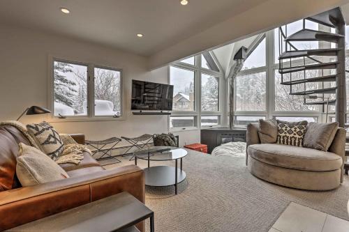 ベールにあるVail Condo with Mtn View Deck - Steps to Ski Shuttleのリビングルーム(ソファ2台付)、螺旋階段