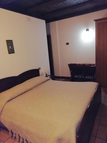 a bedroom with a large bed and a table at Agriturismo Le Prata in Scanno