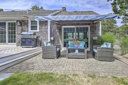 Κήπος έξω από το about 4 Mi to Dtwn Chatham Home with Fire Pit