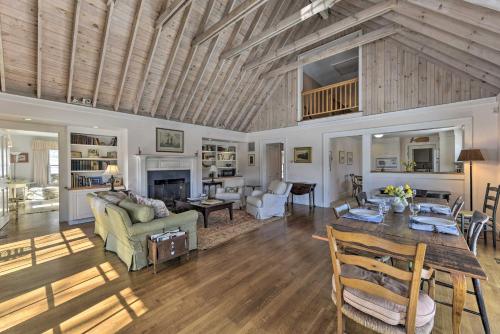 Χώρος καθιστικού στο 2 Mi to Crane Beach Waterfront Ipswich Escape!