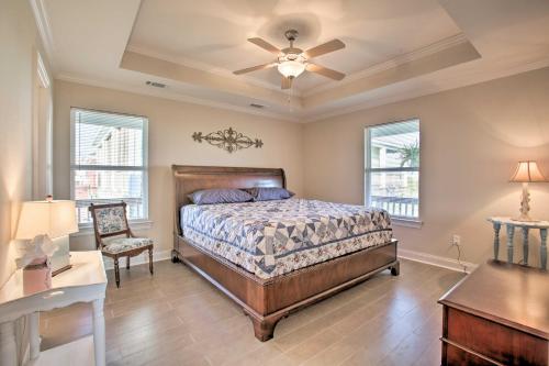 Giường trong phòng chung tại Luxe Waterfront Lake Pontchartrain Home with Dock!
