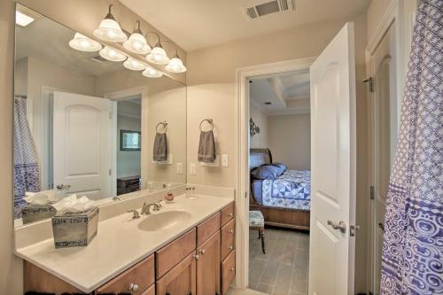 Phòng tắm tại Luxe Waterfront Lake Pontchartrain Home with Dock!