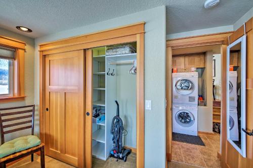 a laundry room with a washer and dryer at Lake Pend Oreille Condo with Porch and Mountain View! in Sandpoint