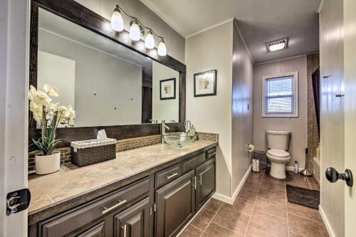 Bilik mandi di Canyon Lake Home with Game Room Less Than 1 Mi to Boat Ramp!