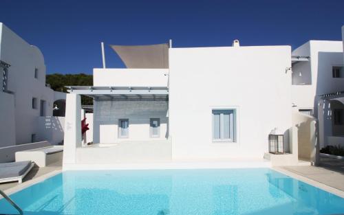 a large white swimming pool with a white tub at Palmariva Villas in Fira