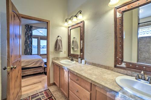 パゴサ・スプリングスにある5 Mi to Hot Springs Condo in Pagosa Springs!のバスルーム(シンク2台、鏡、ベッド1台付)