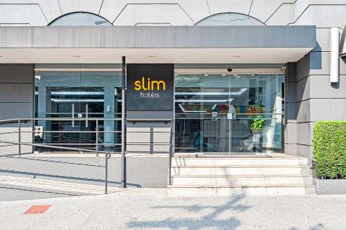 a sun industries store with a sign in the window at Slim São Paulo Congonhas by Slaviero Hotéis in São Paulo