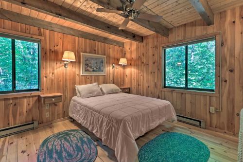Cabin with 3 Acres, Tennis and BBall Courts by 4 Ski Mtns tesisinde bir odada yatak veya yataklar