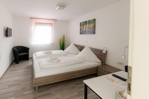 Un pat sau paturi într-o cameră la Hotel Gasthof Stern