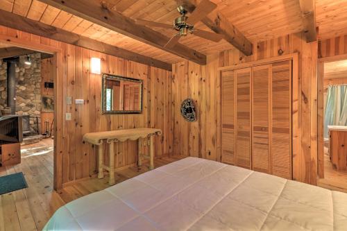 Afbeelding uit fotogalerij van Cabin with 3 Acres, Tennis and BBall Courts by 4 Ski Mtns in Sandisfield
