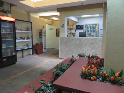 una habitación con un mostrador con flores en una mesa en Hotel D´ Carmona, en Ciudad Valles