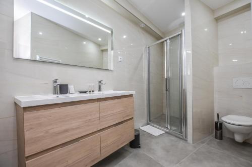 une salle de bain avec un lavabo, une douche et des toilettes dans l'établissement Spacious apartment - 4BR-10P - Butte-aux-Cailles, à Paris