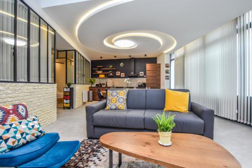 un salon avec un canapé et une table dans l'établissement Spacious apartment - 4BR-10P - Butte-aux-Cailles, à Paris