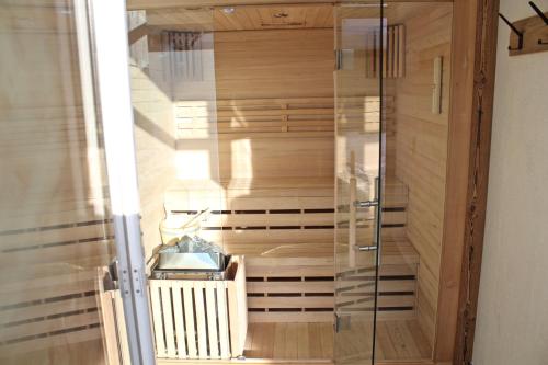 eine Dusche mit Glastür in einem Zimmer in der Unterkunft Chalet West in Sillian