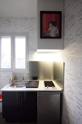 une cuisine avec un évier et un plan de travail dans l'établissement 