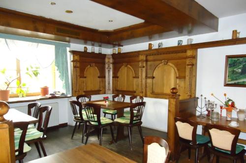 Gröbern的住宿－戈爾本希酒店，用餐室配有木桌和椅子