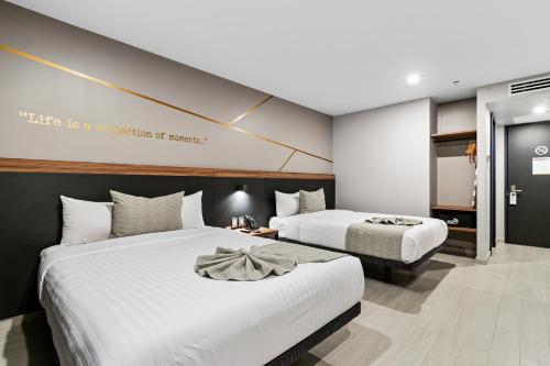 Cette chambre comprend deux lits et une salle de bains. dans l'établissement Bedford Hotel, à Querétaro