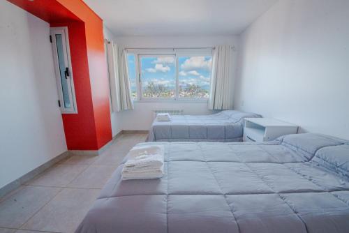 1 dormitorio con 2 camas y ventana en Departamento nuevo a 10 cuadras de la plaza 9 de Julio en Salta
