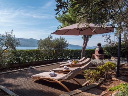 Luxury Villa on the Beach with sunny Garden, Parking