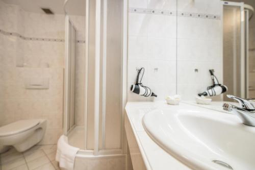 Bilik mandi di Hotel Hanses-Bräutigam