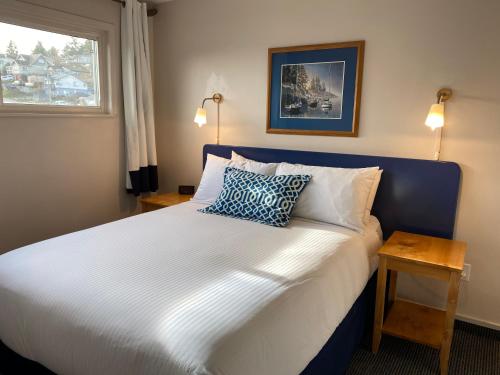 Un pat sau paturi într-o cameră la Buccaneer Inn