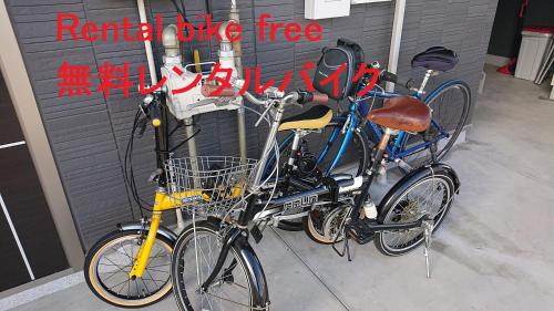 two bikes parked next to each other in front of a building at ゲストハウス岐阜羽島心音 Guest House Gifuhashima COCONE in Hashima