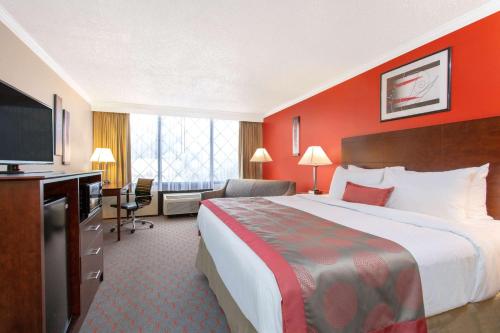 Μια τηλεόραση ή/και κέντρο ψυχαγωγίας στο Ramada Hotel & Conference Center by Wyndham Lewiston