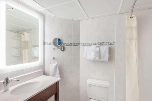 Bathroom sa Howard Johnson Plaza by Wyndham Ocean City Oceanfront