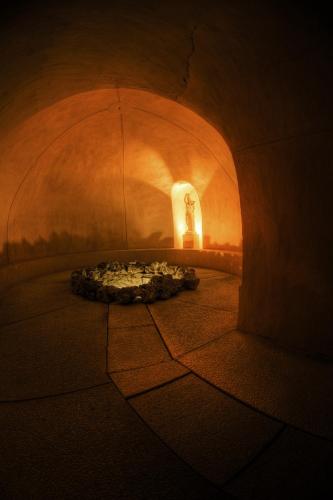 a dark room with a pizza oven in a tunnel at Balneario de Leana in Fortuna