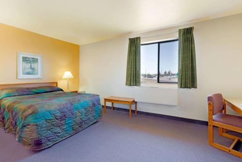 Postel nebo postele na pokoji v ubytování Super 8 by Wyndham Klamath Falls