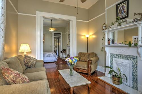 Ruang duduk di Walk to River, Tram and Zoo Classic NOLA Home!