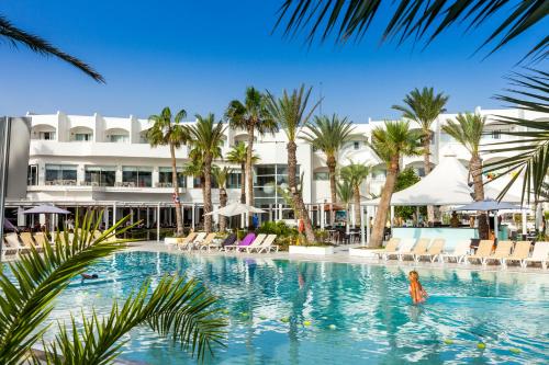 米多恩的住宿－Palm Beach Club Marmara Djerba，度假胜地游泳池中的女人