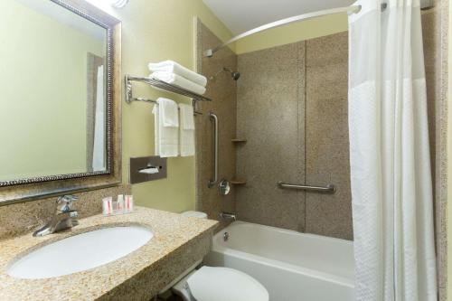 Ванная комната в Super 8 by Wyndham Brunswick/St Simons Island Area