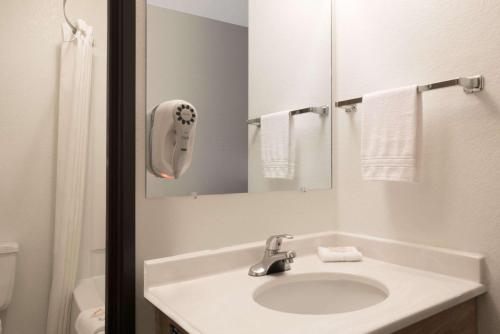 Ett badrum på Super 8 by Wyndham Billings