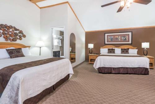 Кровать или кровати в номере Super 8 by Wyndham Deadwood Black Hills Area