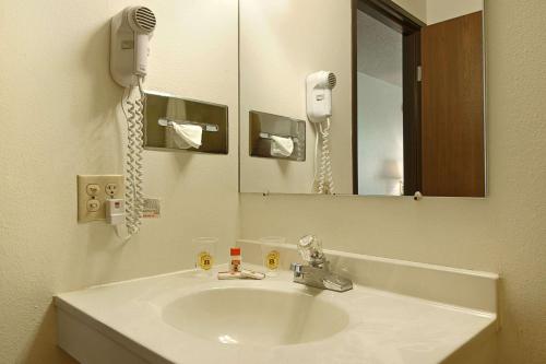 Kúpeľňa v ubytovaní Super 8 by Wyndham Rapid City Rushmore Rd