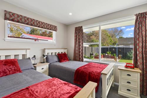 Cama ou camas em um quarto em Leave of Absence - Christchurch Holiday Home