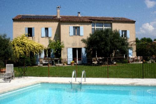 une maison et une piscine devant une maison dans l'établissement Le Moulin de Felix, à Robion