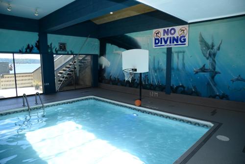 - une piscine sans panneau de plongée dans une chambre dans l'établissement Anchor Inn and Suites, à Campbell River