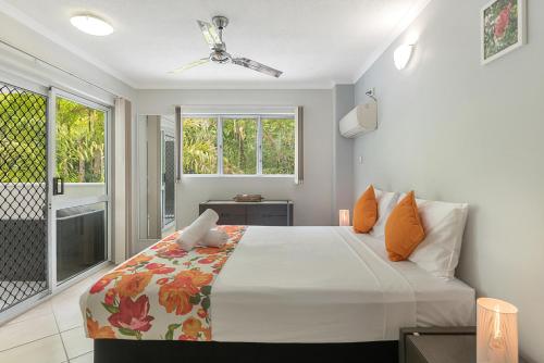Postel nebo postele na pokoji v ubytování Outrigger Apartments Port Douglas