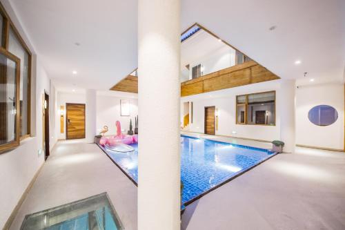 an indoor swimming pool in a house with a house at Shang Shan ruo shui 大理上山若水客栈 in Dali