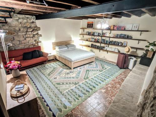 ein Wohnzimmer mit einem Bett und einem Teppich in der Unterkunft Private Courtyard Medieval Stone Home in Old Town in Rovinj