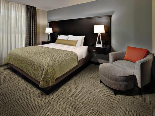 Un pat sau paturi într-o cameră la Staybridge Suites Auburn Hills, an IHG Hotel