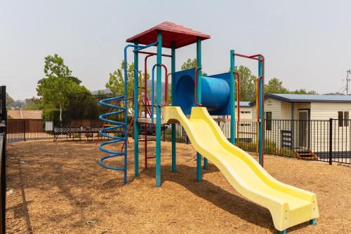 Ein Kinderspielbereich in der Unterkunft Crestview Tourist Park