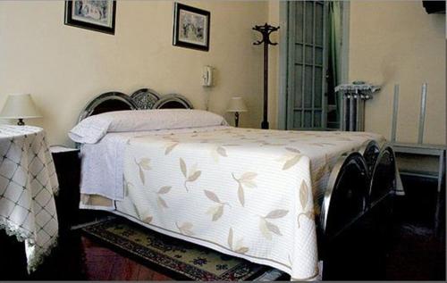 Una cama o camas en una habitación de Hostal Delfina