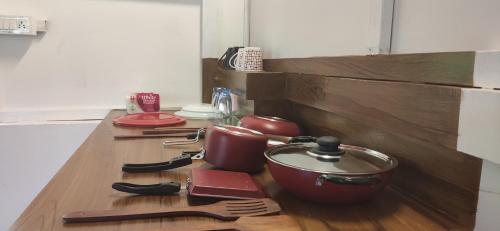 マラリクラムにあるMarari Beach Pearl Homestayの鍋と調理器具が置かれたキッチンカウンター