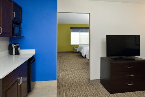TV a/nebo společenská místnost v ubytování Holiday Inn Express & Suites Pueblo by IHG