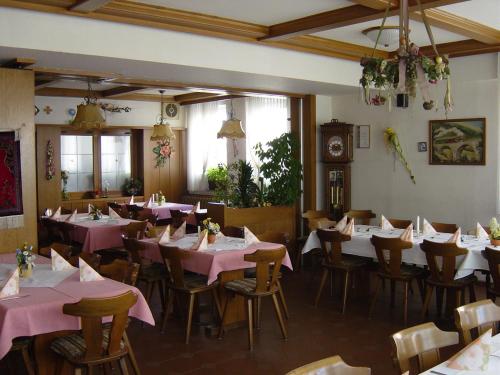 Un restaurante u otro lugar para comer en Hotel Krone