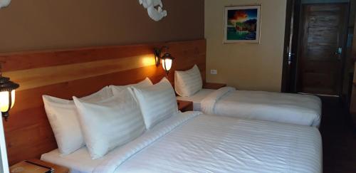 Ein Bett oder Betten in einem Zimmer der Unterkunft Roman Empire Panglao Boutique Resort
